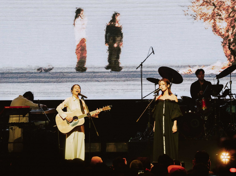 鄭宜農邀自家公司「第三號藝人」李瀧在演唱會上再現「李瀧我農」組合。（圖／邊走邊聽有限公司）