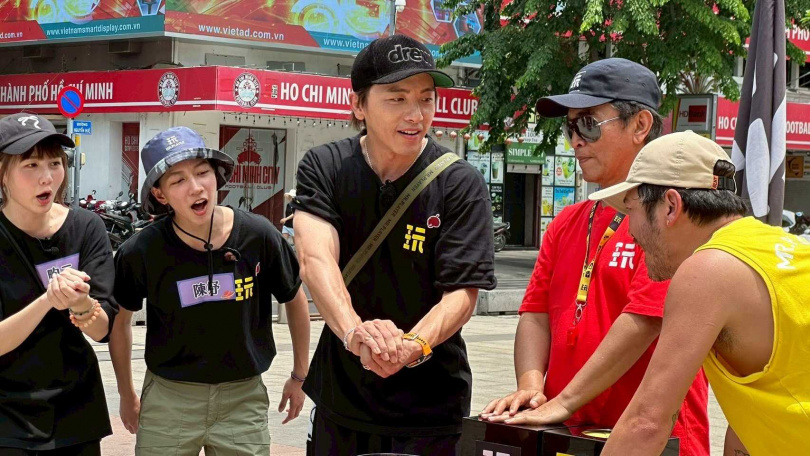  由坤達（中）抽籤決定懲罰對象，眾人屏息以待。（圖／綜藝玩很大提供）