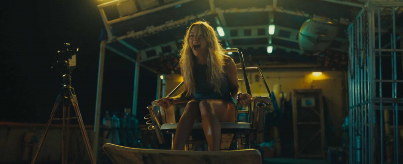 女孩們被綁吊船頭逐一緩緩降入血海之中，等待牠們的，是水下嗜血的鯊魚。（圖／CATCHPLAY提供）