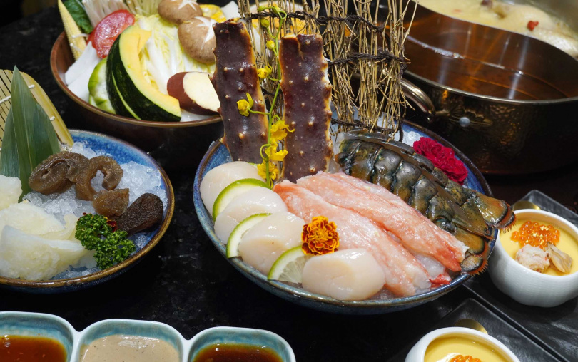 「龍蟹雙湯四人宴」會送上包含波士頓龍蝦、深海帝王蟹4L巨腿的海鮮盤，以及可補充膠質的海參與花膠。（圖／魏妤靜攝）