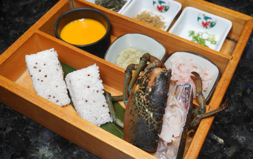 濃縮帝王蟹與龍蝦鮮美精華的雜炊，會搭配藜麥飯煮成粥增添口感。（圖／魏妤靜攝）