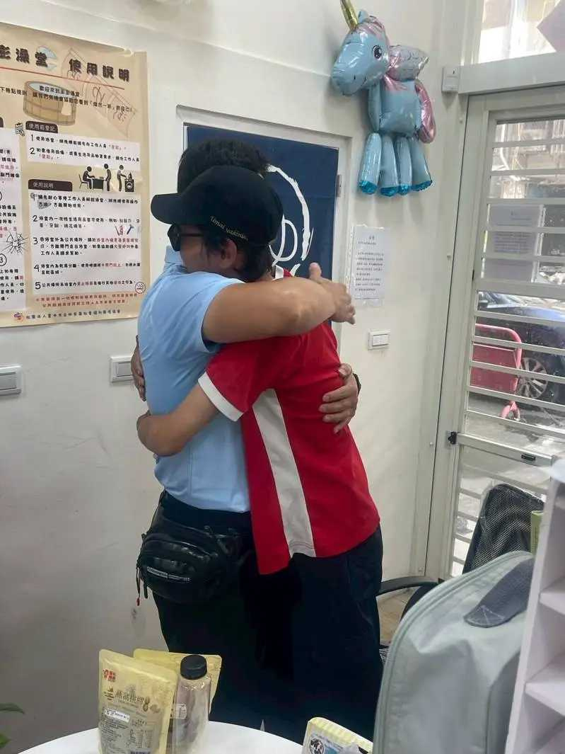 里長蘇乙青與男子擁抱。(圖/翻攝自蘇乙青臉書)