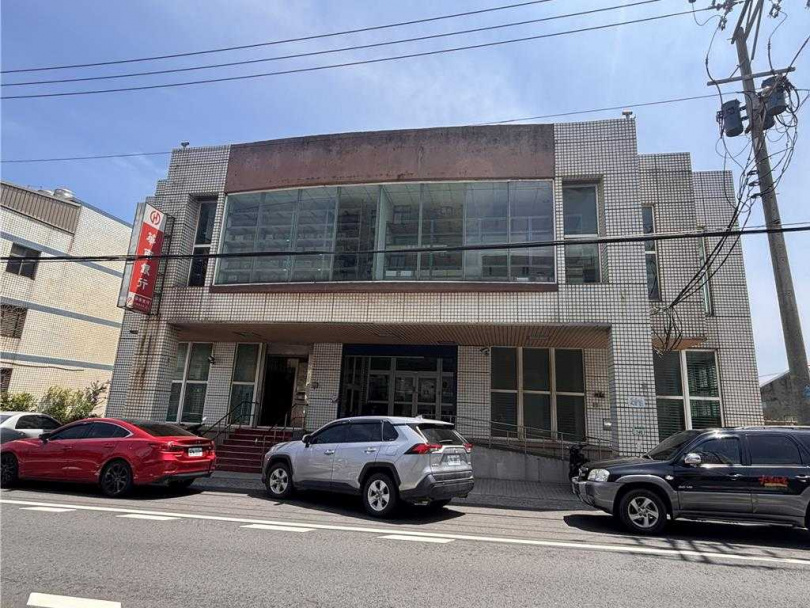 2001年時台灣農業金融改革政策，讓經營不善農漁會信用部由指定銀行接管，當時位在桃園市觀音區中正路上的觀音農會信用部也將土地、大樓等，無償轉讓給華南銀行觀音分行。如今卻驚傳退出觀音，讓地方居民苦喊，恐成「壓倒觀音的最後一根稻草」。（圖／中國時報廖姮玥攝）