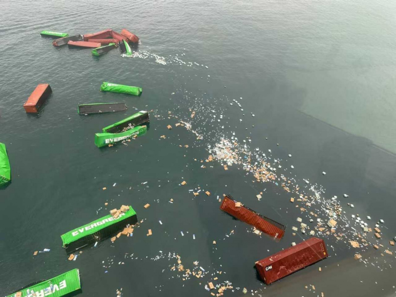部分貨櫃從「長月輪」墜入海中後，漂浮於港灣一帶，秘魯當局正進行打撈與海域安全維護作業。