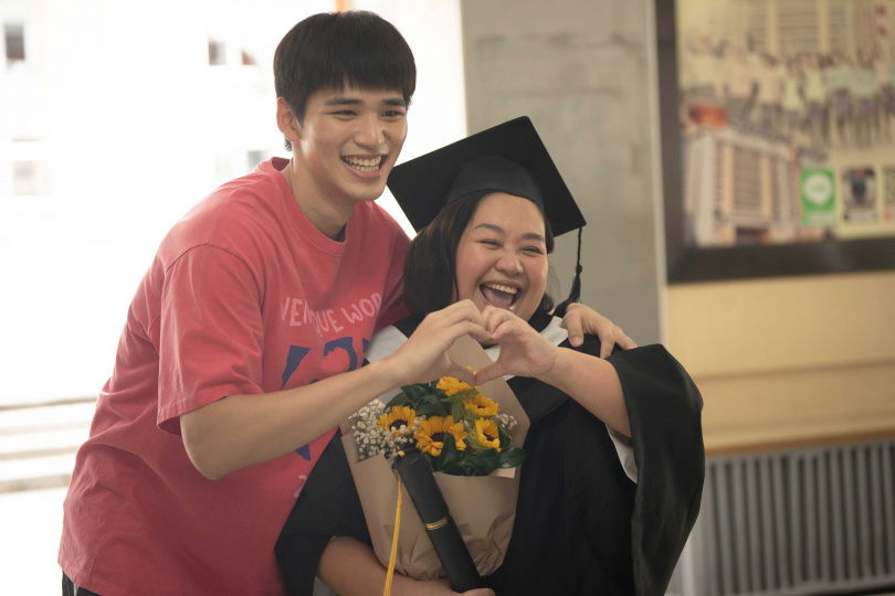 鍾欣凌重返校園，兒子王品澔來參加畢業典禮。（圖／華視、公視台語台提供）