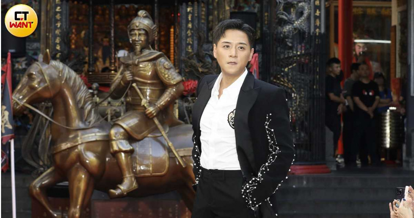 鄭人碩走秀送上飛吻,引起現場尖叫。(圖/侯世駿攝)