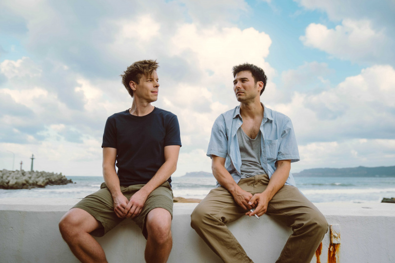 鳳小岳大秀雙語能力，和皮耶安東尼杜比兄弟從交鋒到信任和解。（圖／綺影發行提供）