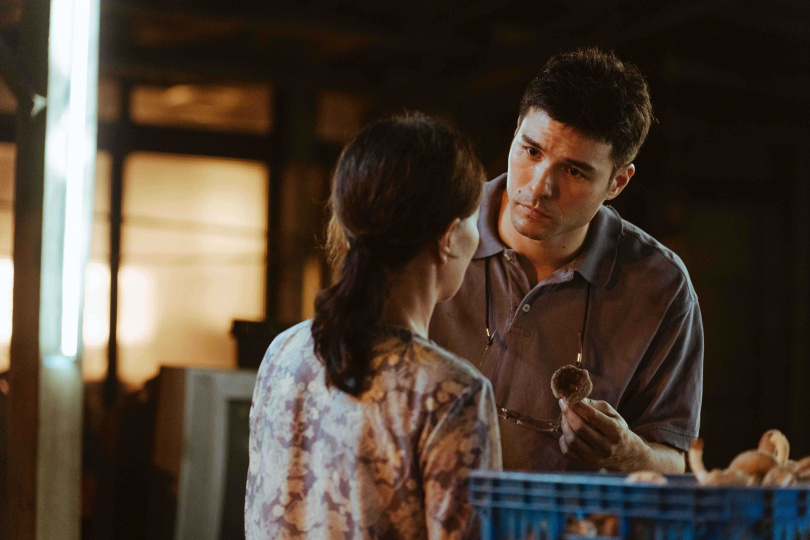 鳳小岳在《陌路兄弟》一片中從男神變落魄菇農,日日為錢煩憂。(圖/綺影發行提供)