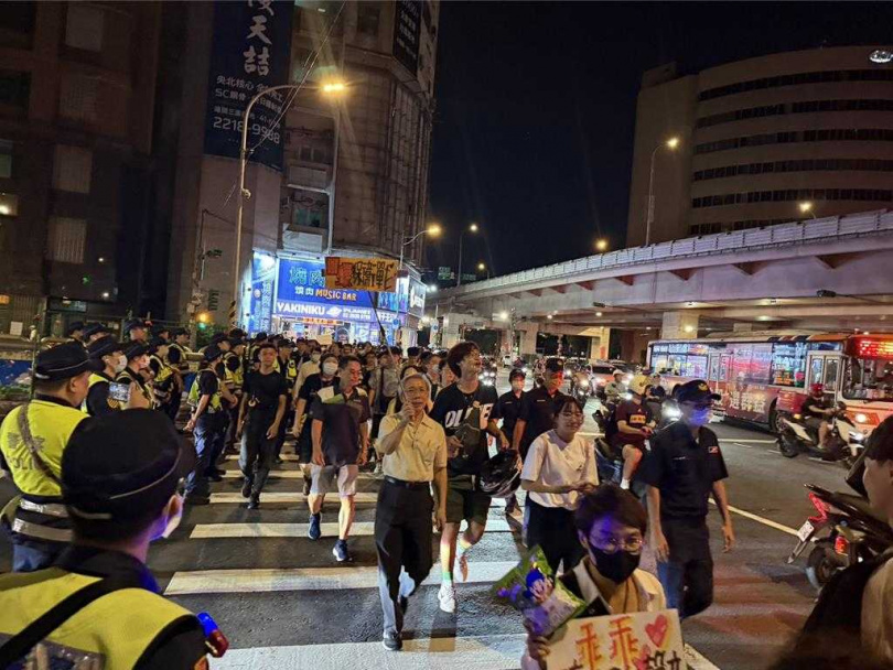 北市府13日0時將拆除公館圓環並填平公車專用地下道，但引發部分民眾反彈。行人零死亡推動聯盟12日晚間7時舉辦「守環行動：圓環大走讀」，號召民眾到圓環表達抗議訴求。（圖／中國時報張珈瑄攝）