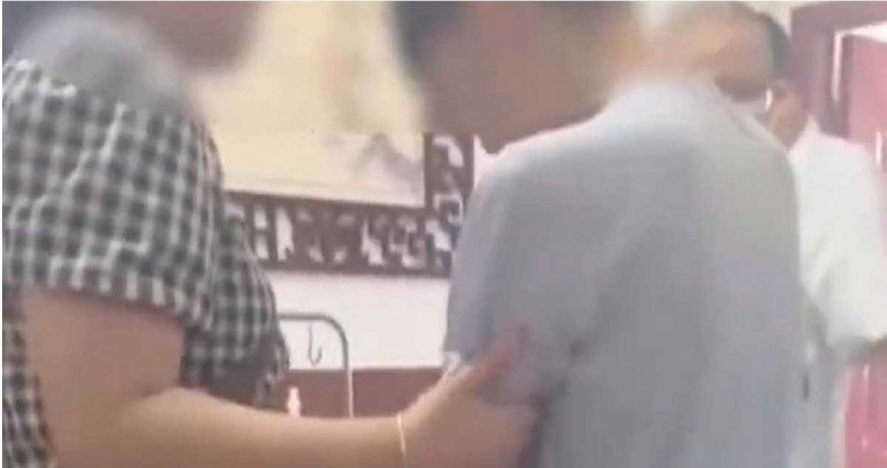 男童父親表示，孩子術後遭切除左側睪丸，擔憂終身受到影響，並質疑手術是否存在問題。（圖／重慶網絡廣播電視台）