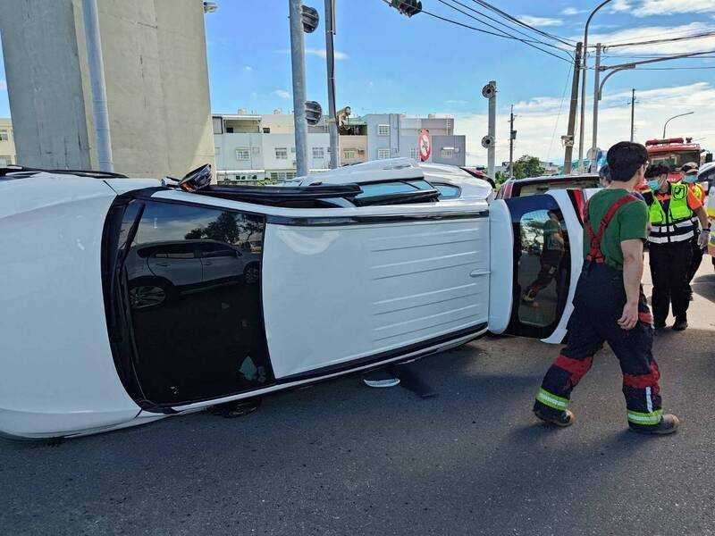雲林土庫高鐵橋下兩輛休旅車劇烈相撞,白車側翻黑車車頭嚴重損毀,4人受傷送醫。(圖/翻攝畫面)