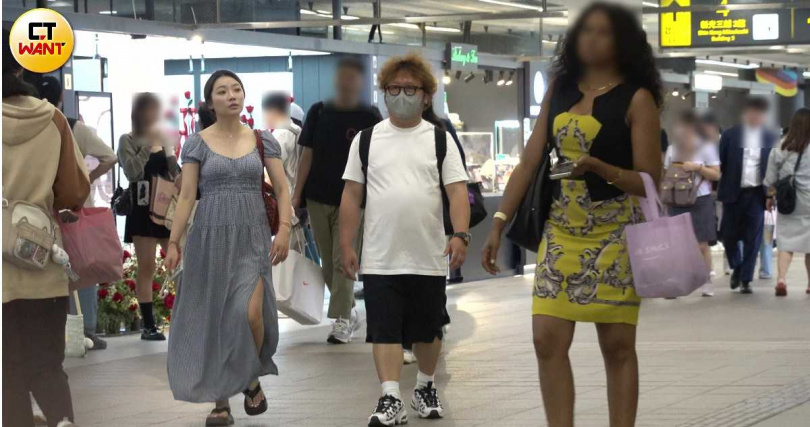 才逛一下街兩人又回到地下街去上廁所。（圖／本刊攝影組）
