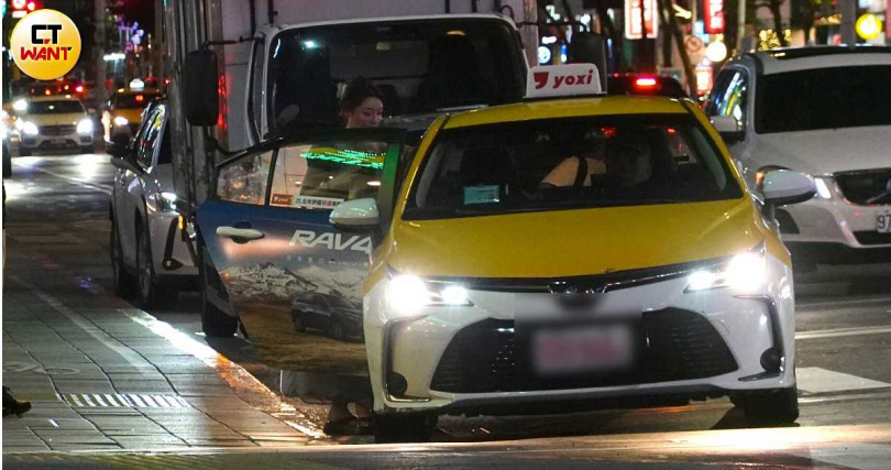 逛不到一小時兩人就叫車躲進冷氣裡。（圖／本刊攝影組）