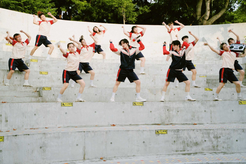 〈月光族〉MV邀請「這群人」的董仔跨刀製片。（圖／禾森娛樂提供）