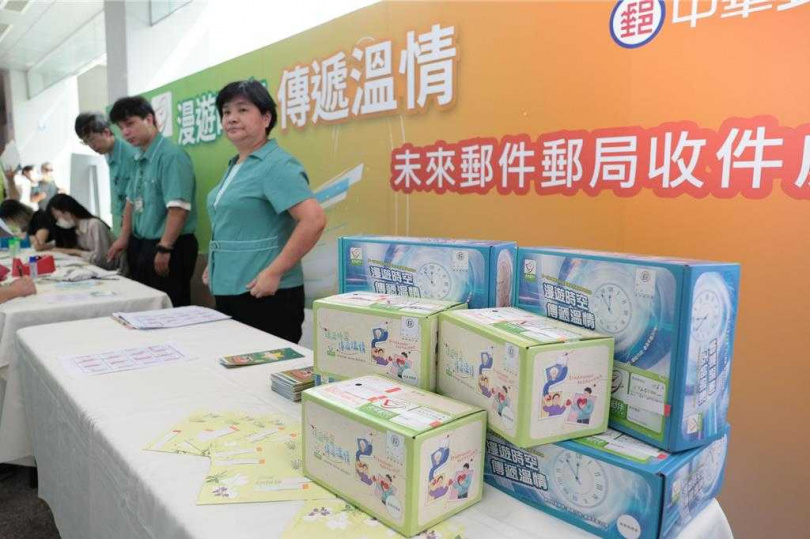 中華郵政推出「未來郵件溫情箱」及「未來郵件時空箱」2款專用紙箱。（圖／中時記者杜宜諳攝）