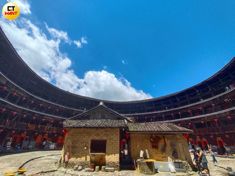 土樓是過去漳州人為了抵抗外敵而建。(圖/陳曼儂攝)