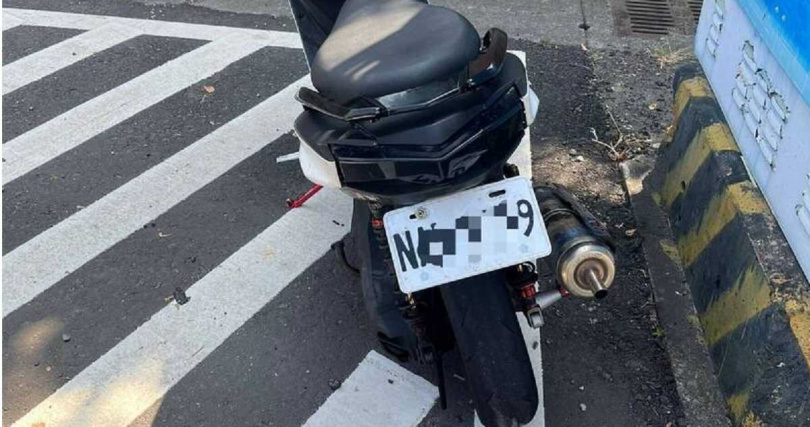 警方另查獲一機車掛假牌,車體疑為贓車調查中。(圖/翻攝畫面)