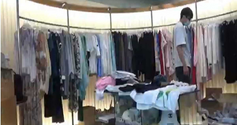 刑事局接獲情資，逮獲林姓與蕭姓女子於東區開設服飾店，販售仿冒精品。(圖／翻攝畫面)