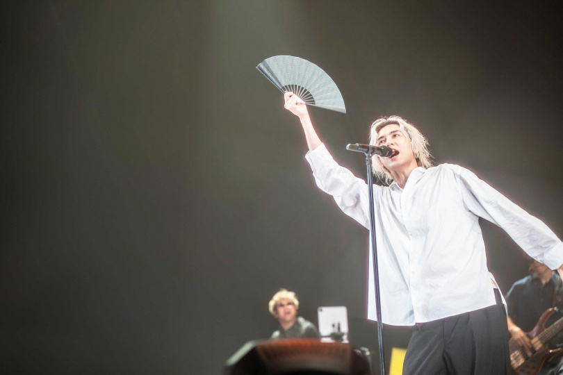 去年來台開唱的藤井風，難忘藍白拖跟九份。（圖／環球音樂提供）