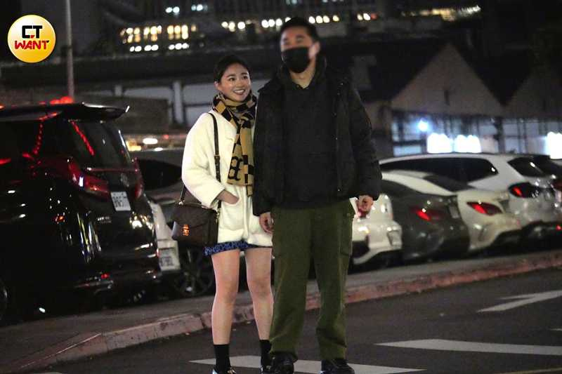張文綺與曖昧對象約會，對方一路護著微醺的她。（圖／本刊攝影組）