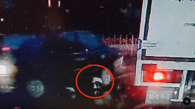 男童被車輛輾壓，所幸送醫無礙。（圖／翻攝Threads／＠mike_12_27）