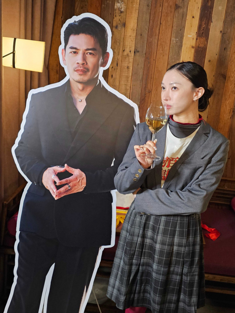 李杏（右）與阿KEN的人形立牌。（圖／彼此影業）