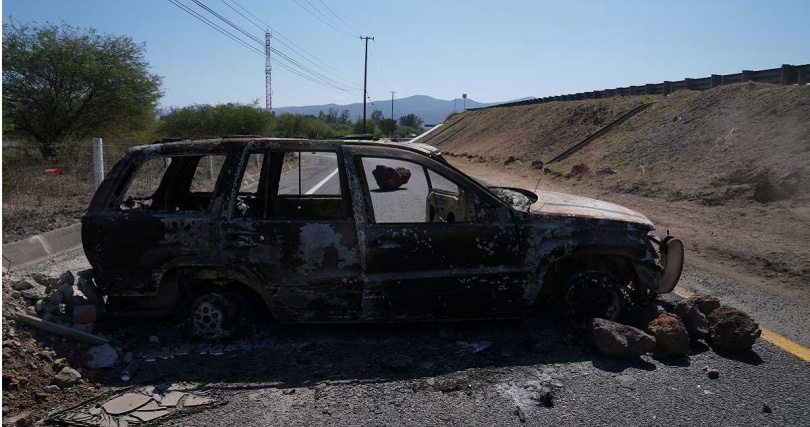塞萬提斯死訊傳出後,組織成員隨即在多地封鎖道路、縱火焚車,展開大規模報復行動。(圖/達志/美聯社)