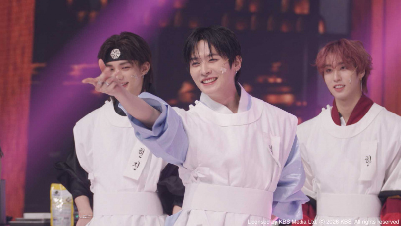 成員們分組展開15分鐘的黑白料理對決。（圖／Hami Video提供）