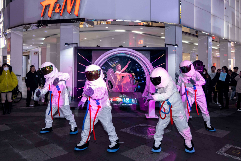 《極限返航》的快閃太空人宇宙漫步舞蹈。（圖／索尼影業提供）