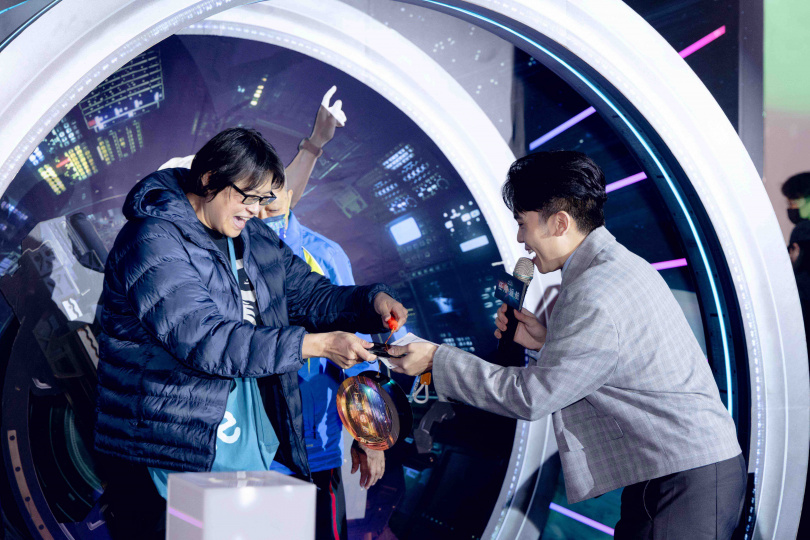 活動現場民眾獲得限量太空艙小燈籠。（圖／索尼影業提供）