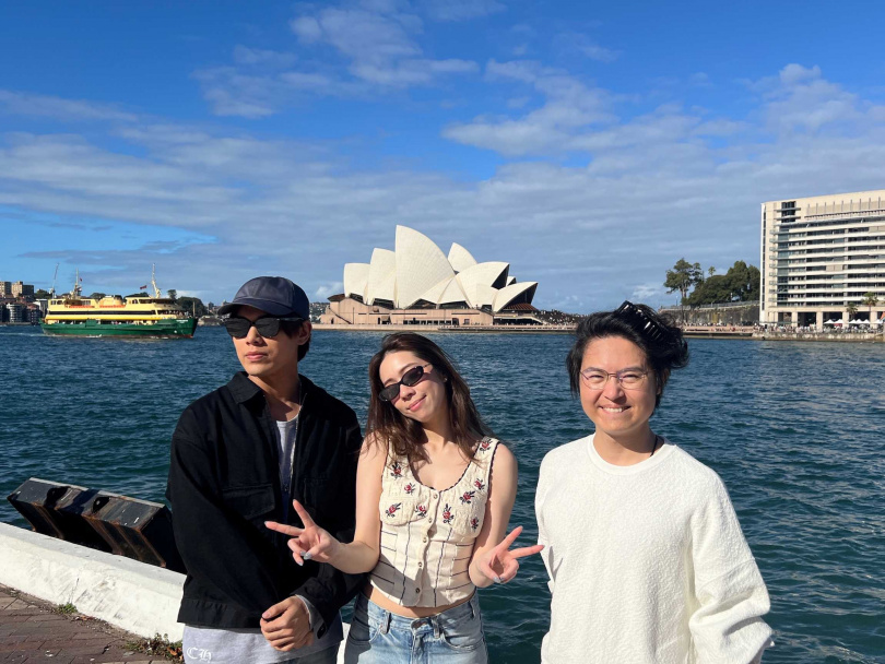 告五人在演出之餘到漫步城市街頭。（圖／相信音樂提供）