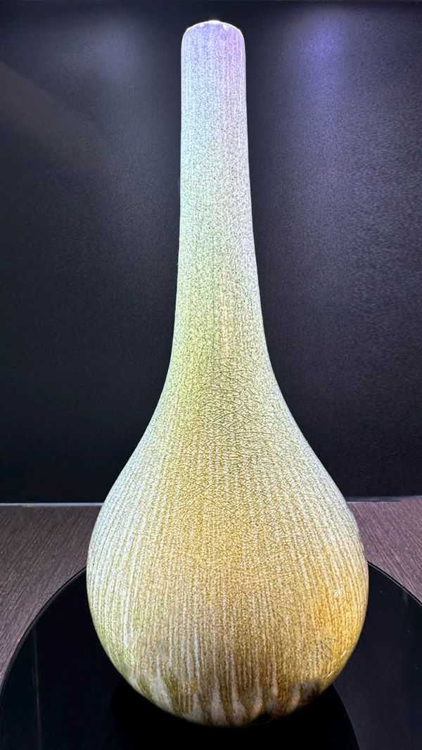 何志隆翡翠青瓷作品「長頸膽瓶」。（圖／雅園溏提供）