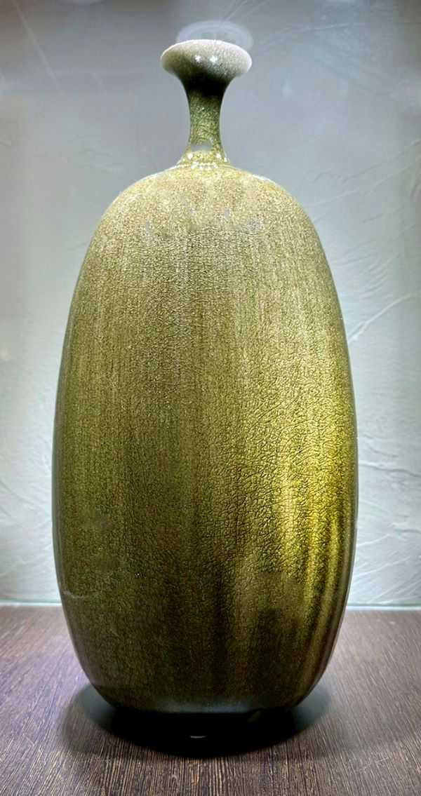 何志隆翡翠青瓷作品「長頸橄欖瓶」。（圖／雅園溏提供）