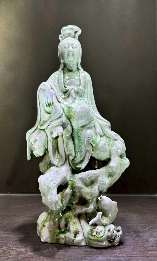 何志隆翡翠青瓷作品「碧玉觀音」。（圖／雅園溏提供）