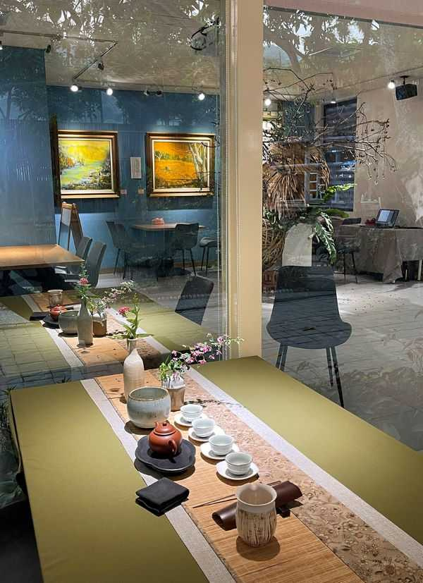 雅園溏琳瑯滿目的大廳一隅。（圖／吳德亮攝影）