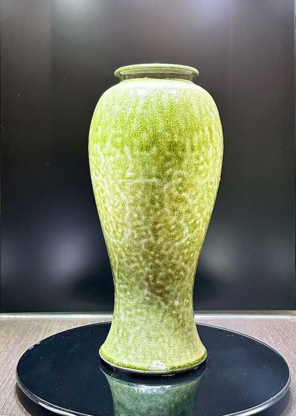 何志隆翡翠青瓷作品「青羽梅瓶」。（圖／雅園溏提供）