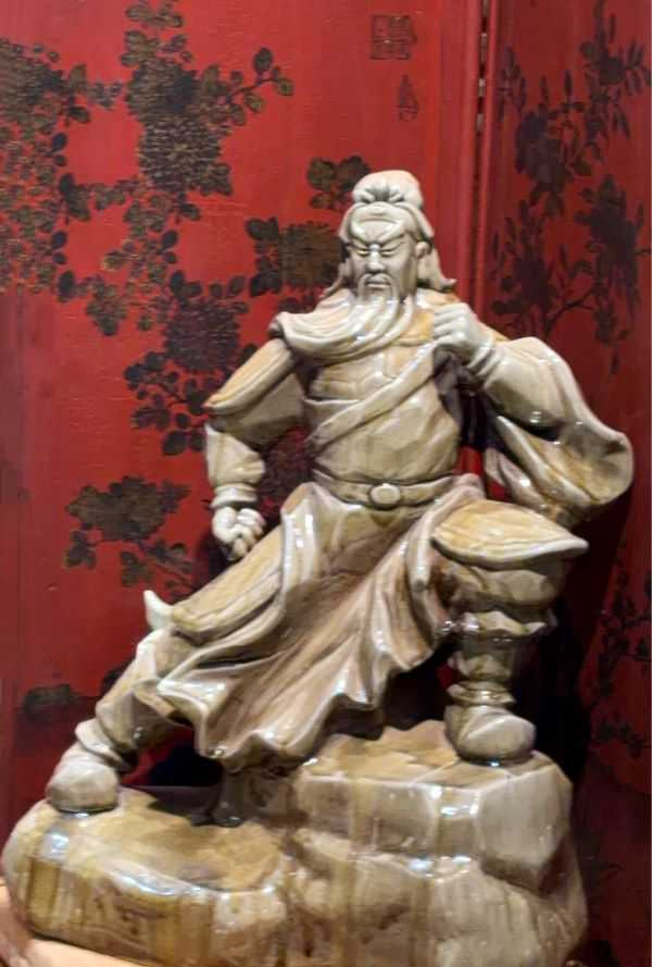 何志隆翡翠青瓷作品「武聖關公」。（圖／雅園溏提供）