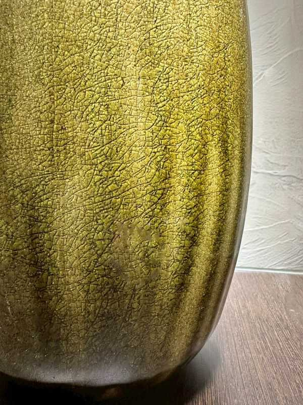 長頸橄欖瓶放大後可見如翡翠般「落灰成釉」天青自然的通透質感。（圖／雅園溏提供）