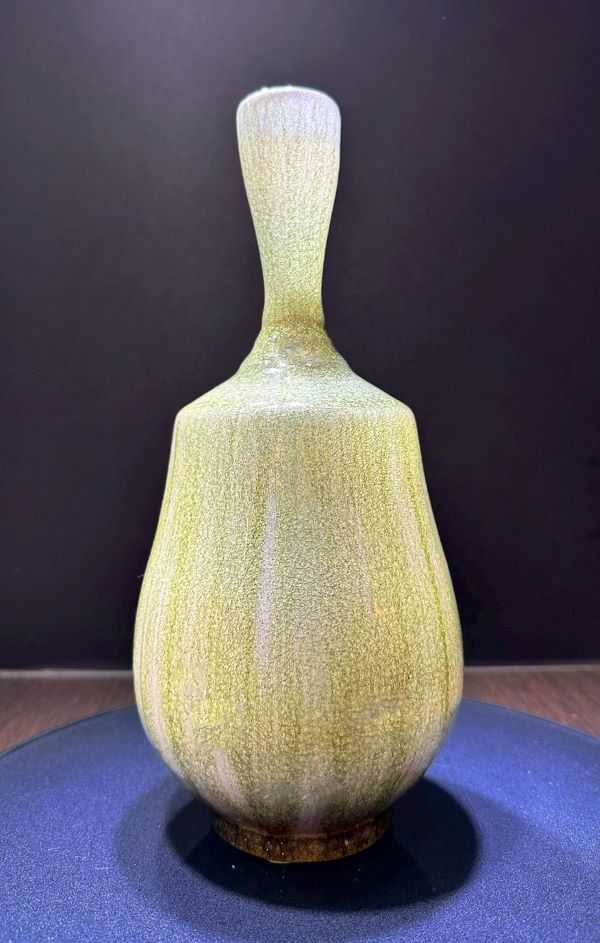 何志隆翡翠青瓷作品「搖鈴瓶」。（圖／雅園溏提供）