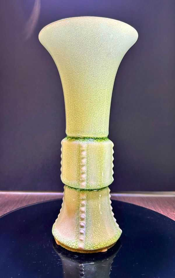 何志隆翡翠青瓷作品「出戟花觚」。（圖／雅園溏提供）