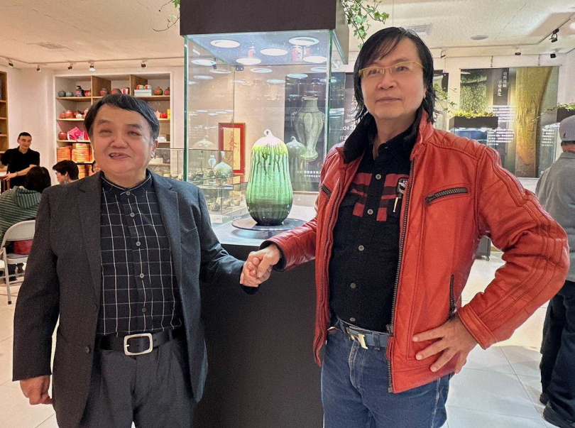 藝術家何志隆(左)本文作者。（圖／吳德亮攝影）