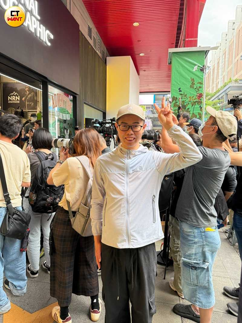 鄧佳華原本在人群中拿出手機拍邵雨薇。(圖/娛樂組)