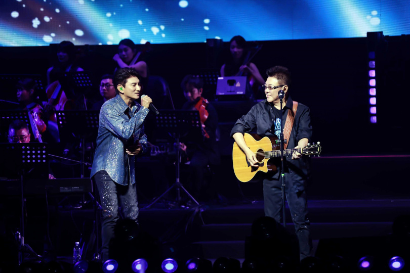 吳奇隆睽違3年返台力挺姜育恆，兩人合唱小虎隊經典歌曲〈紅蜻蜓〉。（圖／文星文化提供）