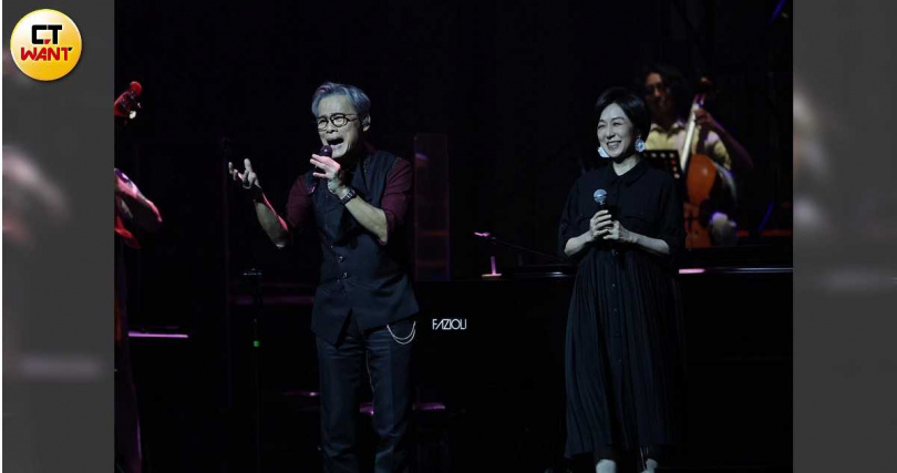 羅大佑攜手金曲音樂人黃韻玲合唱2025年新作〈望青春風〉。(圖/常朝貴攝)