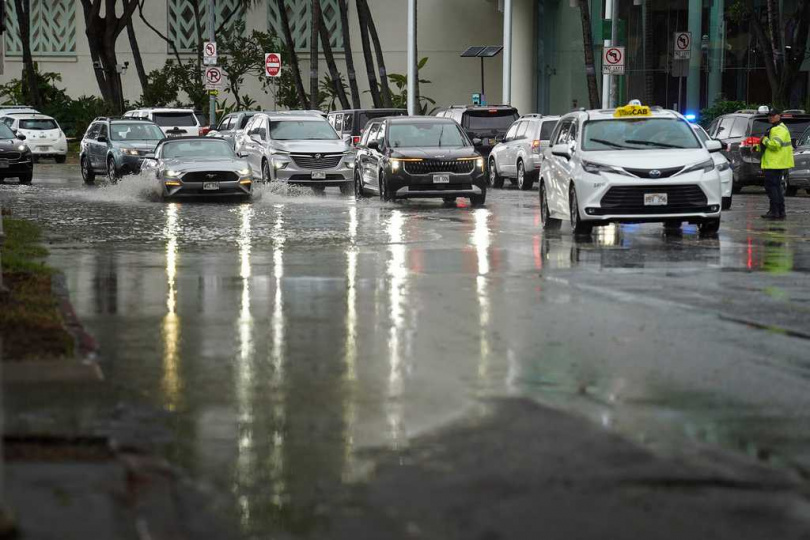 拉拉已從一級颶風減弱為熱帶風暴,但強風豪雨仍對夏威夷交通及基礎設施造成影響。圖/達志/美聯社,下同)