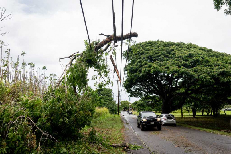 夏威夷大島遭拉拉帶來的豪雨重創,至少100棟房屋受損,當局出動約180名國民兵救災。