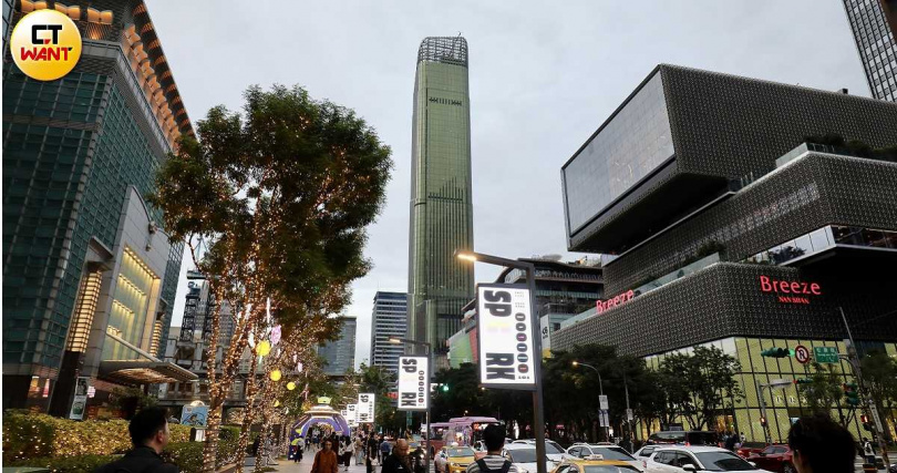 信義商圈廊帶和大巨蛋SOGO,百貨公司就有16家,五星飯店也有5家,百貨加上飯店年營業額突破千億,成為全台國際能見度最高的消費廊帶。(圖/方萬民攝)
