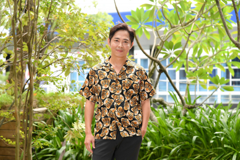 邱逸峰都在劇場發展,劇場圈都稱他為「小春老師」。(圖/三立)