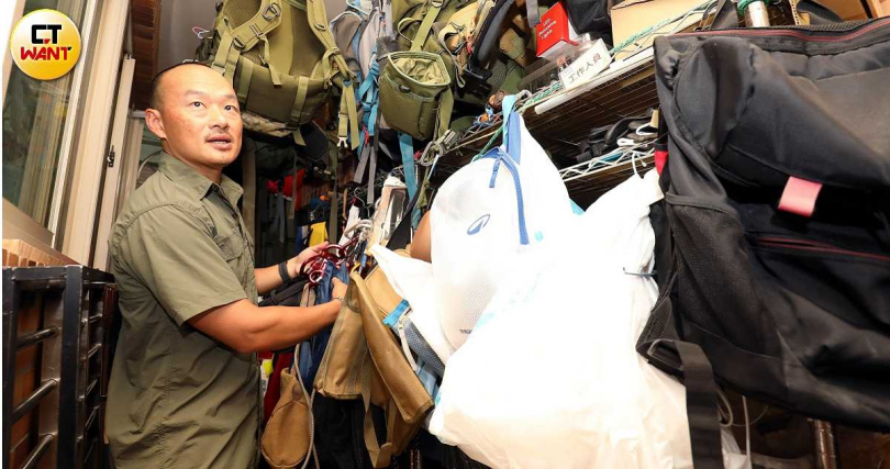 左宜有為運動教練，有相當多的裝備、器材，原倒塌的舊家有60多坪空間，如今租屋處剩不到40坪，還要居住6個人，生活空間相當擁擠。（圖／方萬民攝）&nbsp;