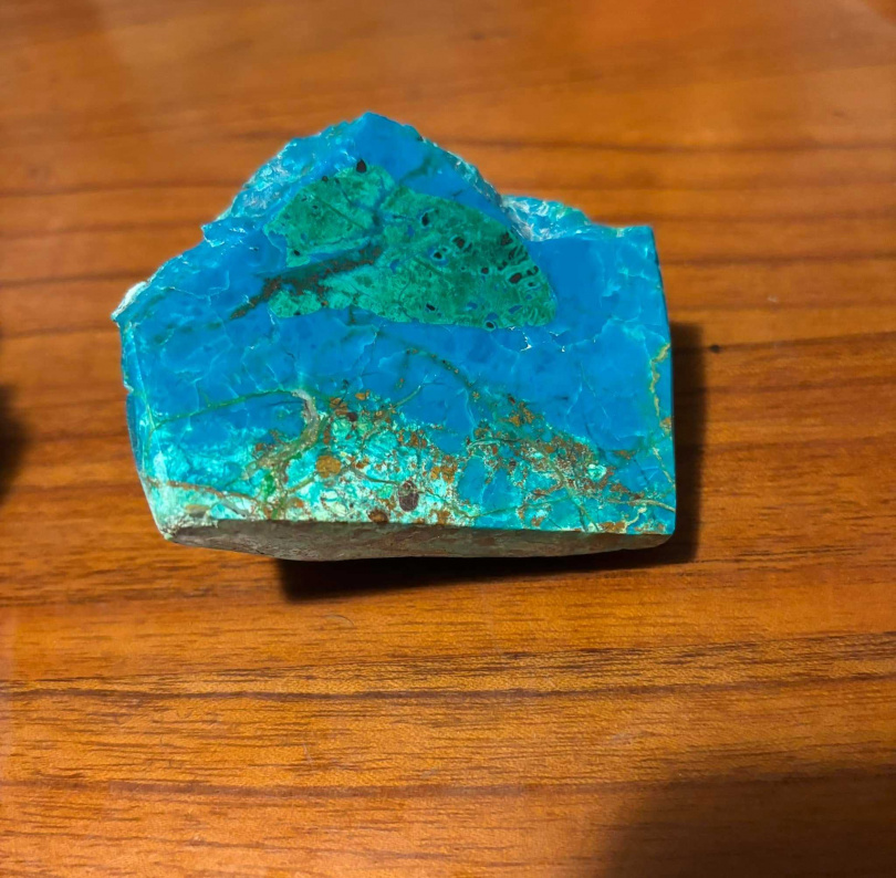 謝長廷近日分享,自己30多年前在台東都蘭山附近購入一塊約30公斤的台灣藍寶原石,近日決定切開一探究竟。(圖/翻攝自臉書,謝長廷)